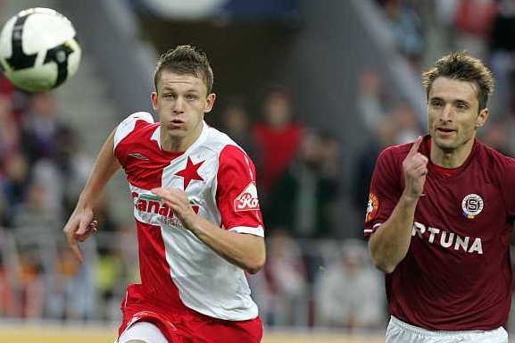Tomáš Necid (vlevo). Slávistům se nelíbí, že není v reprezentaci.