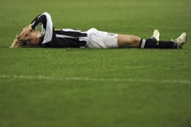 Pavel Nedvěd leží na trávníku. Je konec.