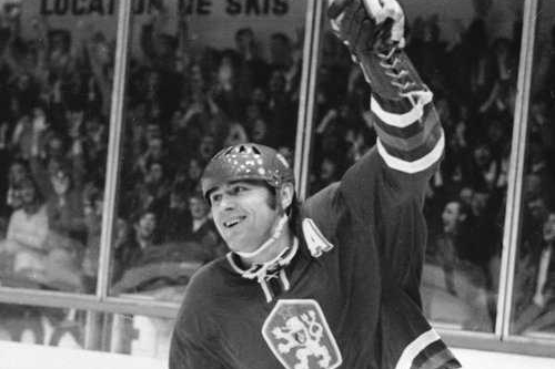 Václav Nedomanský po vstřeleném gólu na MS ve Švýcarsku (1971).