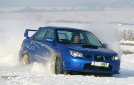 Typický nedotáčivý smyk, kdy by auto jelo ze zatáčky rovně ven.