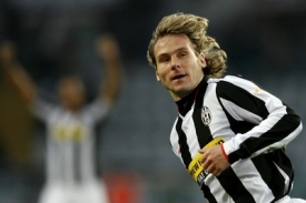 Pavel Nedvěd oslavuje svoj&iacute; branku proti Bergamu.