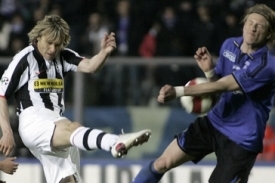 Pavel Nedvěd je&scaron;tě před zraněn&iacute;m hlavy.
