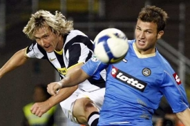 Fotbalista Juventusu Pavel Nedvěd (vlevo).