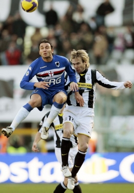 Pavel Nedvěd v souboji s Pazzinim z Janova. Utk&aacute;n&iacute; skončilo rem&iacute;zou.