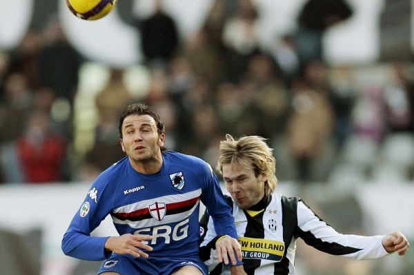 Pavel Nedvěd v souboji s Pazzinim z Janova. Utkání skončilo remízou. Pavel Nedvěd v souboji s Pazzinim z Janova. Utkání skončilo remízou.