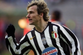 Pavel Neděvd prodloužil s Juventusem smlouvu do června 2009.