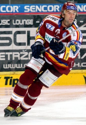 Petr Nedvěd loňskou extraligovou sezonu působil v dresu Sparty. Petr Nedvěd loňskou extraligovou sezonu působil v dresu Sparty.