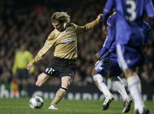 Pavel Nedvěd v duelu Ligy mistrů s Chelsea. Jeho Juventus prohrál 0:1