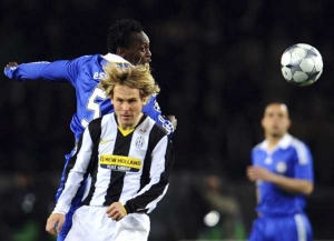 Pavel Nedvěd v souboji s Michaelem Essienem z Chelsea.