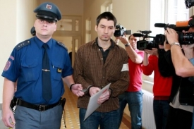 Robert Neff Novák při příchodu do soudní síně.