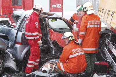 Rakouští záchranáři u nehody na dálnici A1.