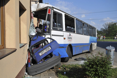 Autobus narazil do domu a smetl i osobní vůz. Autobus narazil do domu a smetl i osobní vůz.