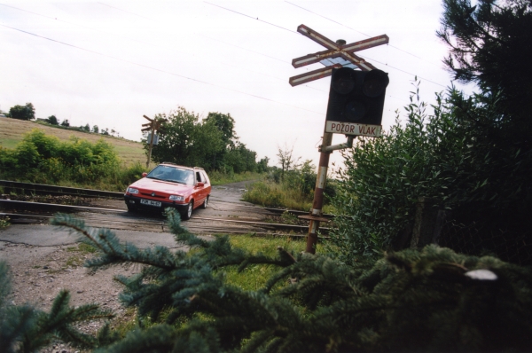 Osobní auto na kolejích - ilustrační foto.