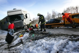 Nehoda na dálnici D1. Pojišťovny nebude zajímat, jaké máte gumy.