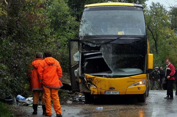 Autobus sjel ze silnice a položil se na bok. Zemřeli čtyři lidé.