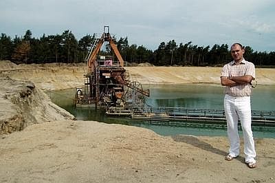 Pan Schürig si nechává své jezero chránit neonacisty.
