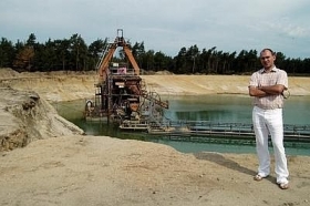 Pan Schürig si nechává své jezero chránit neonacisty.