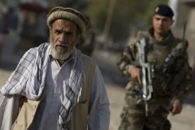 Dva světy. Afghánec a francouzský voják v Kábulu.