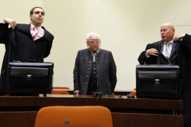 Téměř hluchý Scheungraber přišel k soud s berlemi. Slyším, pravil.