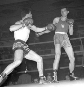 Boxer Bohumil Němeček (vpravo) v akci.