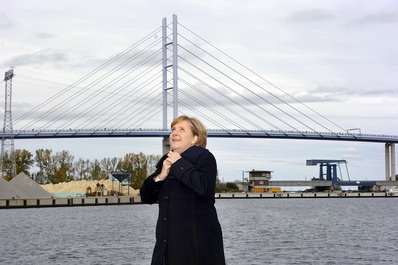 Angela Merkelová před novým mostem Angela Merkelová před novým mostem