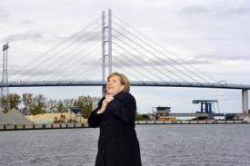 Angela Merkelová před novým mostem