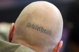 Tetov&aacute;n&iacute; - jedno z obl&iacute;ben&yacute;ch zvěčněn&iacute; extremistick&yacute;ch symbolů.