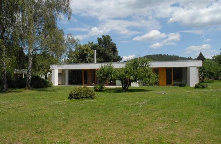 Vila v Nespekách od architektů Ladislava Lábuse a Marka Nábělka. Vila v Nespekách od architektů Ladislava Lábuse a Marka Nábělka.