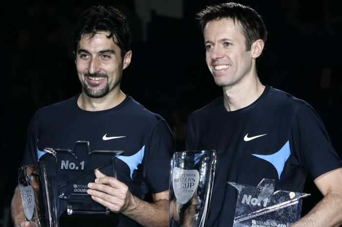 Daniel Nestor (vpravo) a Nenad Zimonjič s poháry vítězů. Daniel Nestor (vpravo) a Nenad Zimonjič s poháry vítězů.