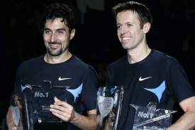 Daniel Nestor (vpravo) a Nenad Zimonjič s poh&aacute;ry v&iacute;tězů.