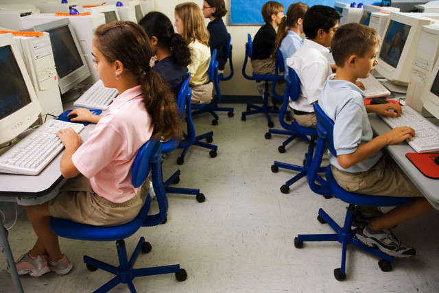 Vláda chce na internet do škol přispět třemi miliardami korun.