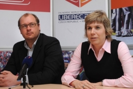 Manažer FIS Niklas Carlsson s Kateřinou Neumannovou.