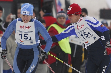 Kateřina Neumannová při závodě štafet. Vpravo Martin Koukal. Kateřina Neumannová při závodě štafet. Vpravo Martin Koukal.