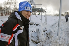 Kateřina Neumannová sleduje průběh dokončovacích prací před závody SP.