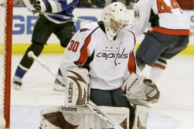 Michal Neuvirth v dresu Washingtonu v z&aacute;pase proti Tampě.