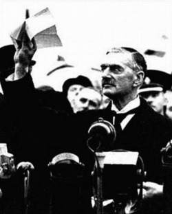 Neville Chamberlain s textem mnichovských ujednání.