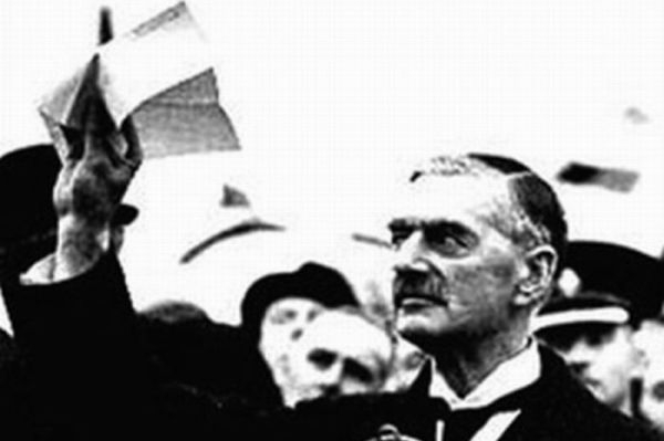 Neville Chamberlain s textem mnichovských ujednání.