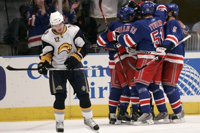 Hokejisté New Yorku Rangers se radují z výhry.