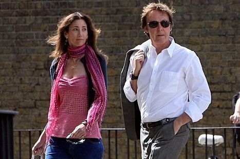 Paul McCartney a jeho přítelkyně Nancy Shevellová. 