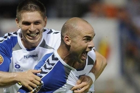 Liberecký útočník Jan Nezmar (vpravo) slaví svůj gól do sítě Slavie. Liberecký útočník Jan Nezmar (vpravo) slaví svůj gól do sítě Slavie.