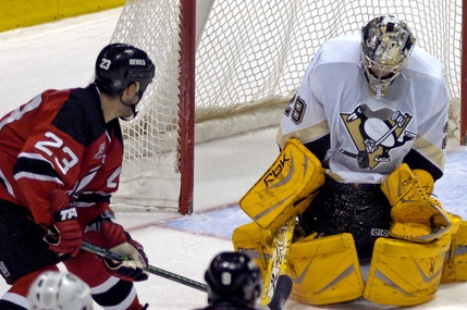 Brankář Pittsburgh Penguins Marc-Andre Fleury a hráč New Jersey Devils Scott Gomez Brankář Pittsburgh Penguins Marc-Andre Fleury a hráč New Jersey Devils Scott Gomez