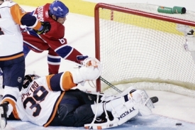 Tom Kostopoulos z Montreal a gólman Rick DiPietro.