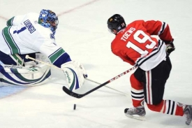 Jonathan Toews z Blackhawks dává gól.