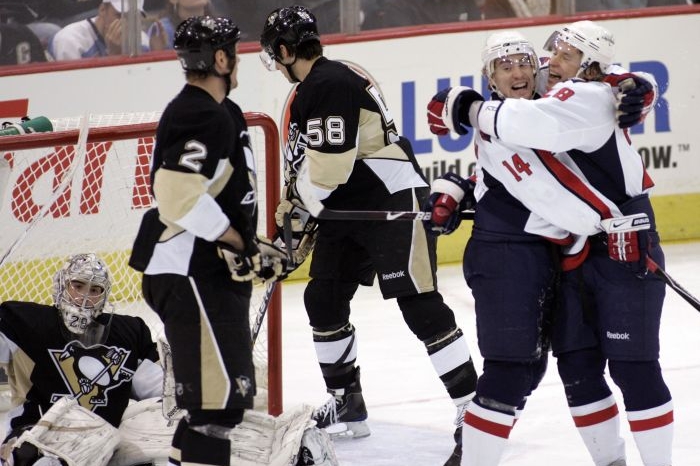 Tomáš Fleischmann (14) se Sjominem slaví gól do sítě Pittsburghu. Tomáš Fleischmann (14) se Sjominem slaví gól do sítě Pittsburghu.