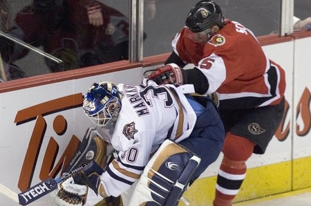 Brankář Edmontonu Jussi Markkanen a hráč Ottawa Senator Christoph Schubert
