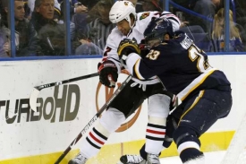 Trent Whitfield ze St. Louis a Brent Seabrook z t&yacute;mu Chicago.