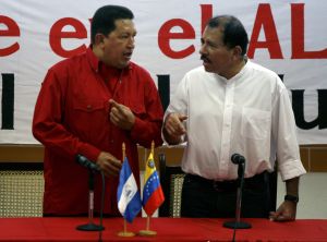 Ortega (vpravo) a venezuelský prezident Chávez