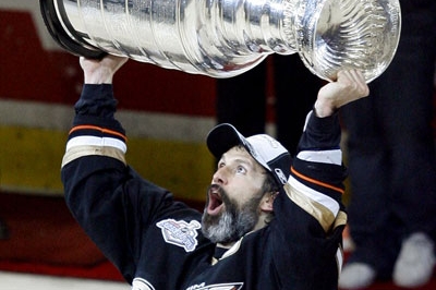 Scott Niedermayer zvedá nad hlavu Stanley Cup.