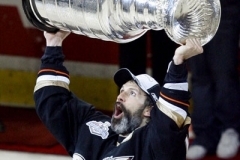 Scott Niedermayer zvedá nad hlavu Stanley Cup.