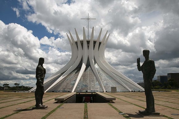 Dílo architekta Oscara Niemeyera přiblíží výstava fotografií. Dílo architekta Oscara Niemeyera přiblíží výstava fotografií.